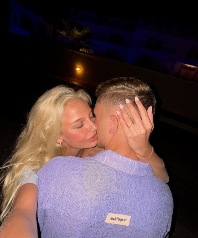 Futbolista del Barcelona presentó a su novia y es vacilado por sus compañeros: “Estás a tiempo de borrar”