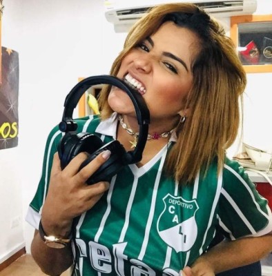 Mujer de palabra: Presentadora colombiana e hincha del Deportivo Cali se quita todo por apuesta