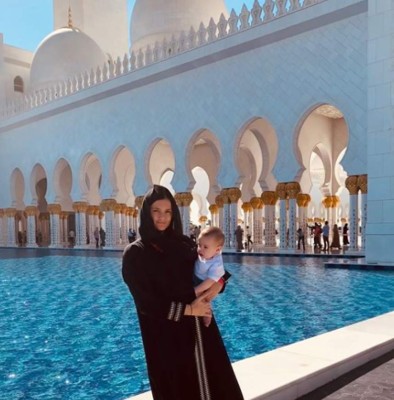 Ellos a jugar y ellas de vacaciones: El viaje de las novias del Real Madrid a Abu Dabi