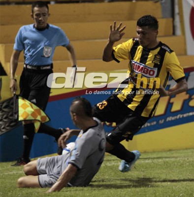 Con triplete de Cardozo Real España vence a Parrillas One.