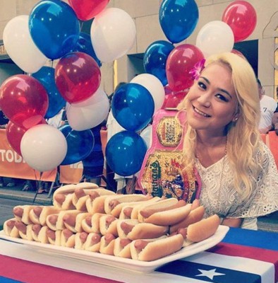 Se devoró 48 en 10 minutos: ¿Quién es? la mujer con el récord mundial de más hot dogs comidos&nbsp;&nbsp;