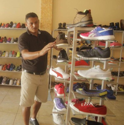 FOTOS: Emilio Umanzor está sin empleo en el fútbol y ayuda a su esposa