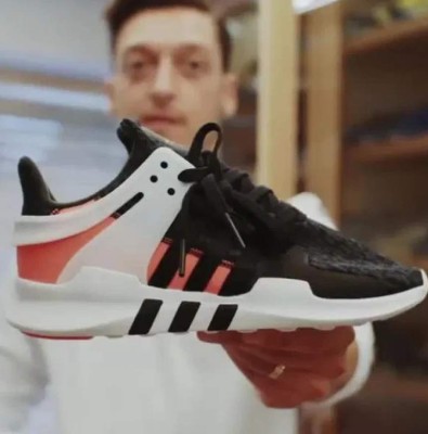 Los millonarios lujos que se da Mesut Özil en Inglaterra: Colección de autos y sala de juegos&nbsp;&nbsp;