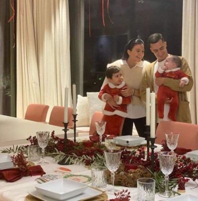 Apasionado beso de Thiago y uno en muletas: Así viven la navidad 2020 los cracks del fútbol