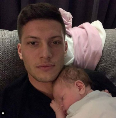 Jovic hizo un Icardi y le 'robó' la novia a su propio compañero de selección; la serbia es una preciosura