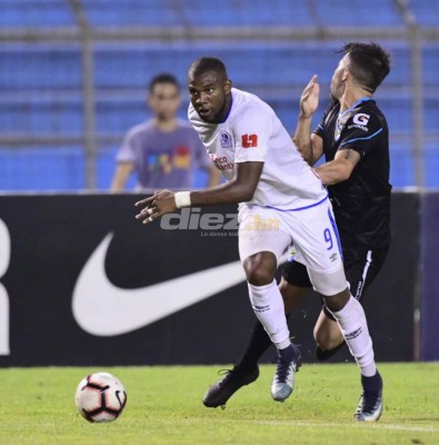 NO SE VIO EN TV: La máscara de Beckeles y la nueva cábala de Pedro Troglio