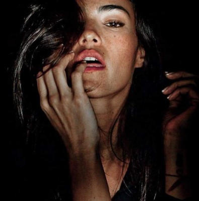 ¡22 menos! La novia de infarto de una exfutbolista francés de 51 años