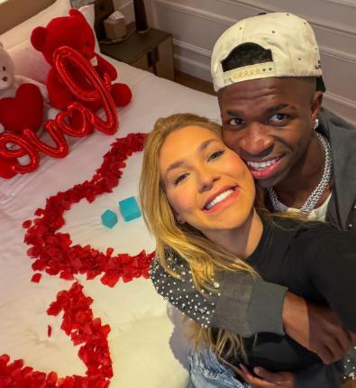 La novia de Vinicius sorprende besando a otro hombre en el cierre de su programa: así reaccionó el brasileño