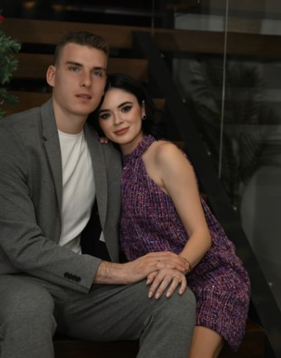 Sorprendieron a sus novias en San Valentín; el tremendo regalo de Memphis Depay para Griezmann por su amistad