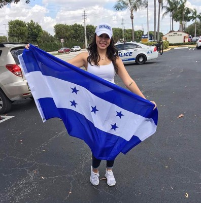 La belleza hondureña se pinta de azul y blanco cuando juega la Selección