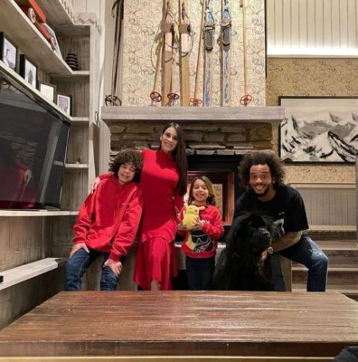 Apasionado beso de Thiago y uno en muletas: Así viven la navidad 2020 los cracks del fútbol