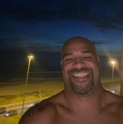 Así es la nueva vida de Adriano: vende su mansión por una millonada y se muda a un hotel; solo se llevó sus trofeos