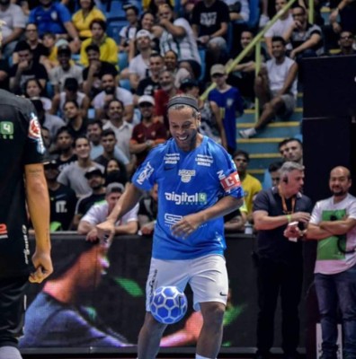 Increíble: Este es el doble que utilizó Ronaldinho para despistar a la prensa