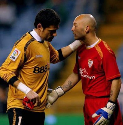 ¡Se pusieron los guantes! Jugadores de campo que tuvieron que defender el marco de su equipo
