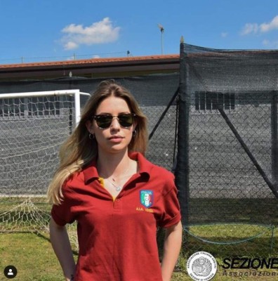 ¡Vergonzoso! Jugador se baja la calzoneta delante de una árbitro italiana en pleno juego