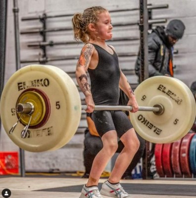 Así es la niña de siete años que se convirtió en la más fuerte del mundo al levantar 80 kg