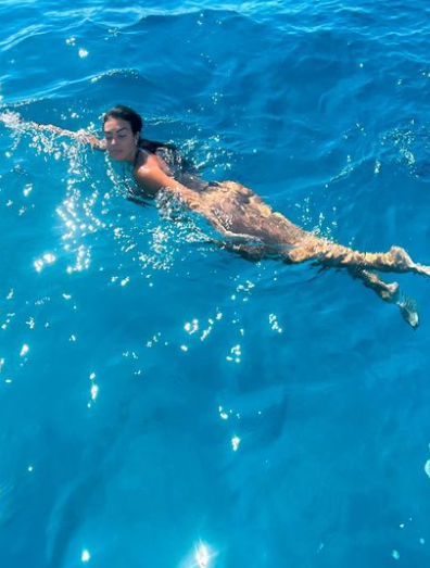 Georgina Rodríguez exhibe sus curvas en las vacaciones con Cristiano Ronaldo: “Los amantes de la playa”