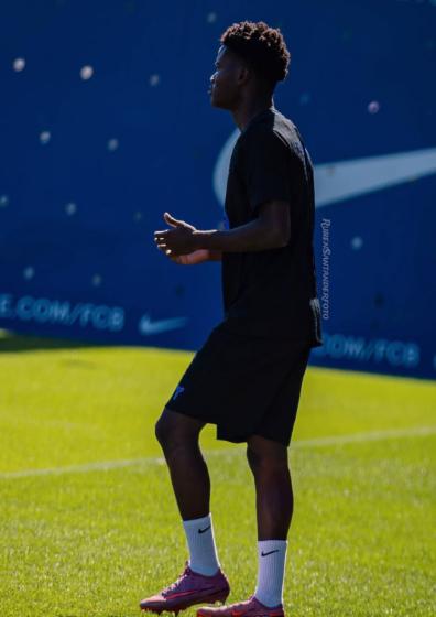 Barcelona: tiene 16 años y puede jugar como central, pivote y extremo; así es la nueva sorpresa de Hansi Flick