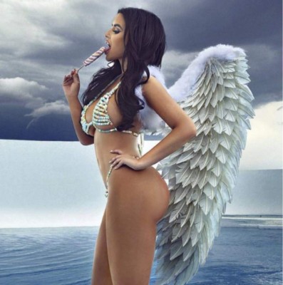 ¡De infarto! La exfutbolista más sexy arrasa con su calendario para 2017