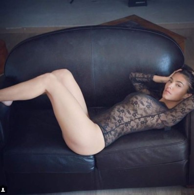 ¡22 menos! La novia de infarto de una exfutbolista francés de 51 años