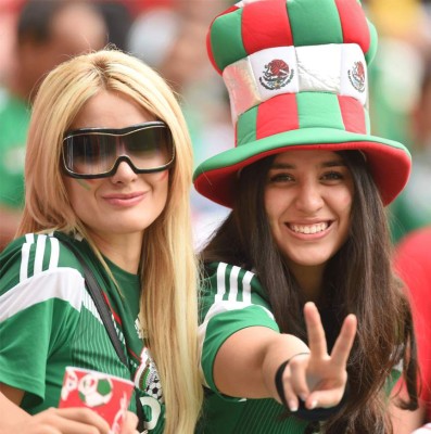 Aficionados mexicanos ponen color y fiesta en las gradas.