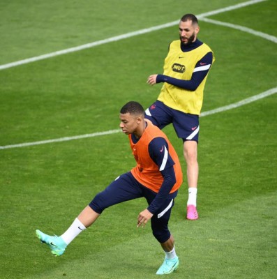 Mbappé se parte de la risa y las imágenes del brutal tridente que ponen a temblar a la Euro