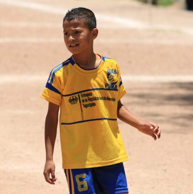 Los niños que son figuras en las polvorientas canchas de Tegucigalpa