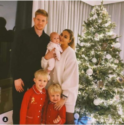 Apasionado beso de Thiago y uno en muletas: Así viven la navidad 2020 los cracks del fútbol