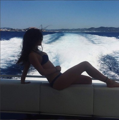 ¡UNA MUÑECA! Así es la bella hijastra que tiene el jugador español Cesc Fabregas