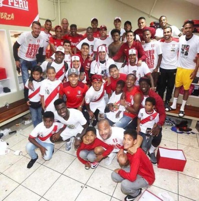 ¡UNA LOCURA! Así festejó Perú su regreso a un Mundial de Fútbol