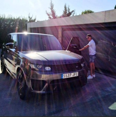 Cristiano Ronaldo presume de sus autos en Instagram