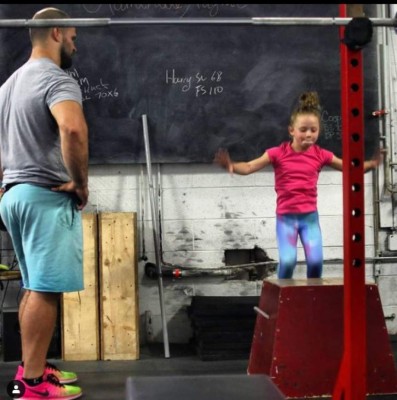 Así es la niña de siete años que se convirtió en la más fuerte del mundo al levantar 80 kg