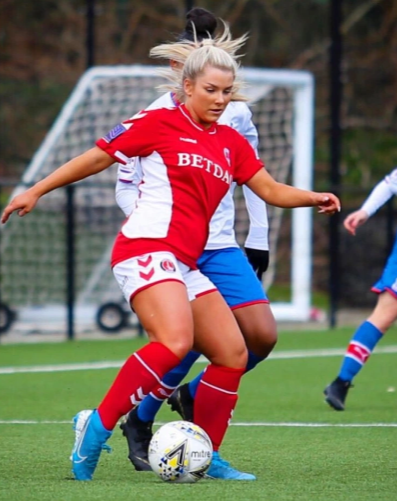 La futbolista que decidió volver a Onlyfans tras ser despedida por su club: tiene ganancias de 590 mil dólares al año