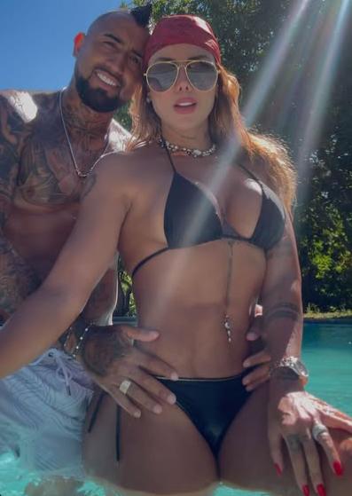 La exuberante novia de Arturo Vidal se convirtió en abuela y enciende las redes: “Donde sea, pero siempre contigo”