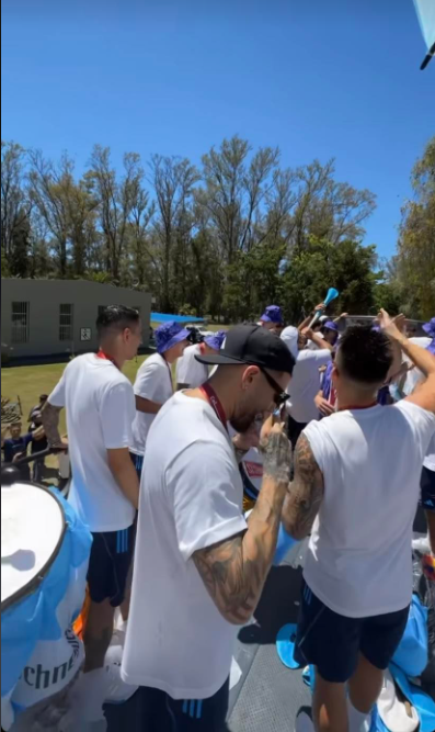 Cinco millones en la caravana de Argentina: Messi bebiendo alcohol, polémica foto de Otamendi y propuestas indecentes