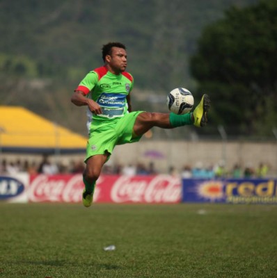 Con un exReal Madrid y una sorpresota: El once histórico de Marathón para Mario Berríos