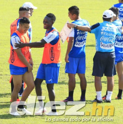 Risas, bromas y pláticas individuales de Pinto en el último entreno de Honduras