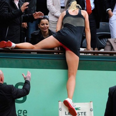 ¡Agachadas y tremendos descuidos! de María Sharapova dentro y fuera de la cancha