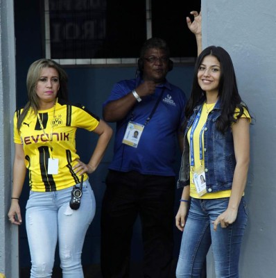 ¡HERMOSAS! Una Reina de Belleza entre las chicas lindas que asistieron a los estadios