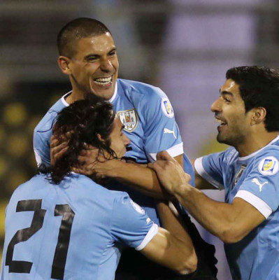 Uruguay golea a Jordania 5-0.