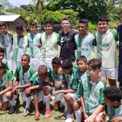 Olimpista Matías Garrido vacaciona en Roatán y comparte con niños de esa ciudad