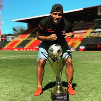 ¿Seguirá Alex López? Posibles fichajes en Alajuelense y movimientos tras salir campeones