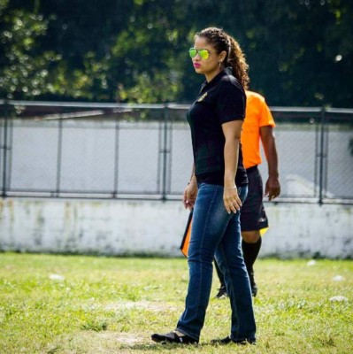 Waldina Mejía, la bella entrenadora del equipo femenino de Real España