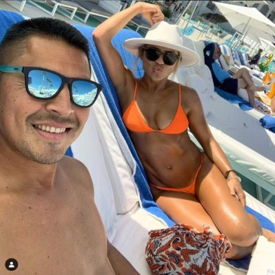 El mediocampista Roger Espinoza anuncia compromiso matrimonial con guapa futbolista en EUA