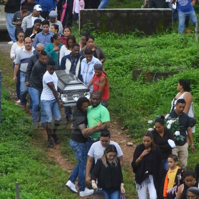 Las desgarradoras imágenes del sepelio de la madre de Kevin Hernández