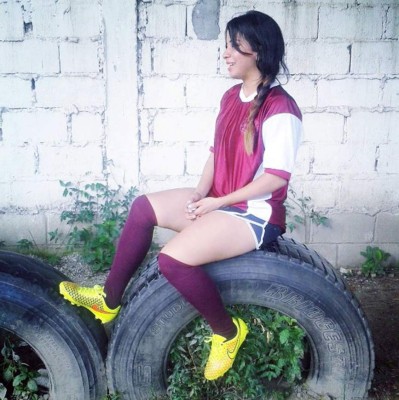 Mallely Dueñas: La sexy futbolista hondureña que es una ruda zaguera