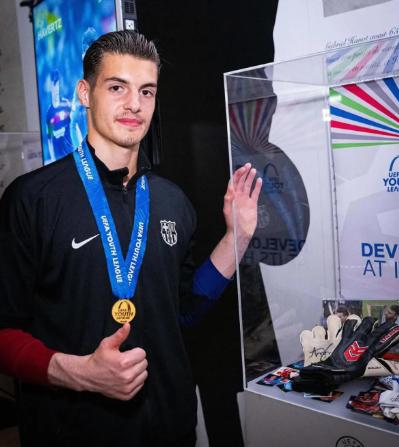 Deco cierra la primera incorporación para el Barcelona: regresa al club la próxima temporada