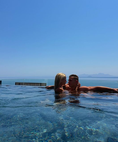 Futbolista del Barcelona presentó a su novia y es vacilado por sus compañeros: “Estás a tiempo de borrar”