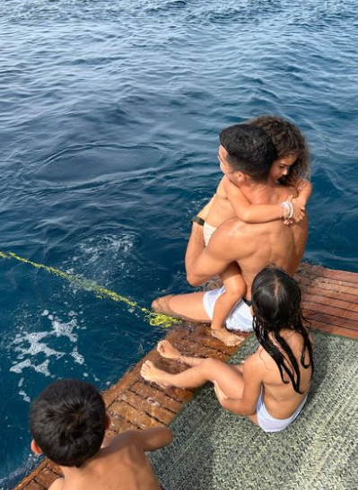 Georgina Rodríguez exhibe sus curvas en las vacaciones con Cristiano Ronaldo: “Los amantes de la playa”