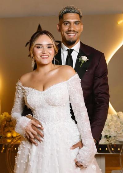 Araujo se casó en una iglesia metodista: su bella esposa, el único jugador del Barça que lo acompañó y la fiesta secreta